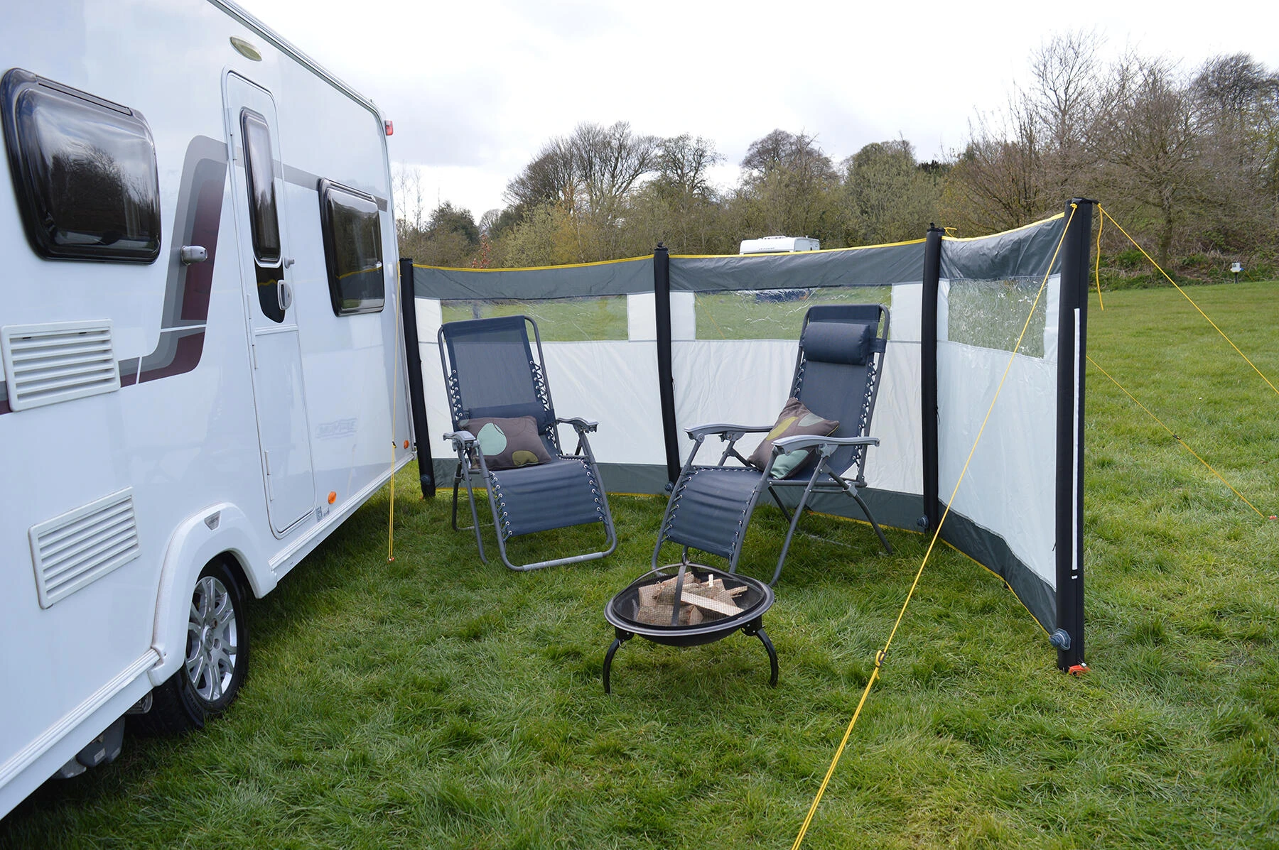 Maypole 3 Panel Inflatable Windbreak (Multi Point Inflation) 5 Maypole 3 Panel Inflatable Windbreak (Multi Point Inflation) - Image 3